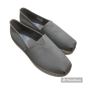 Like New tan BOBS from Skechers slip on espadrilles memory foam, W8